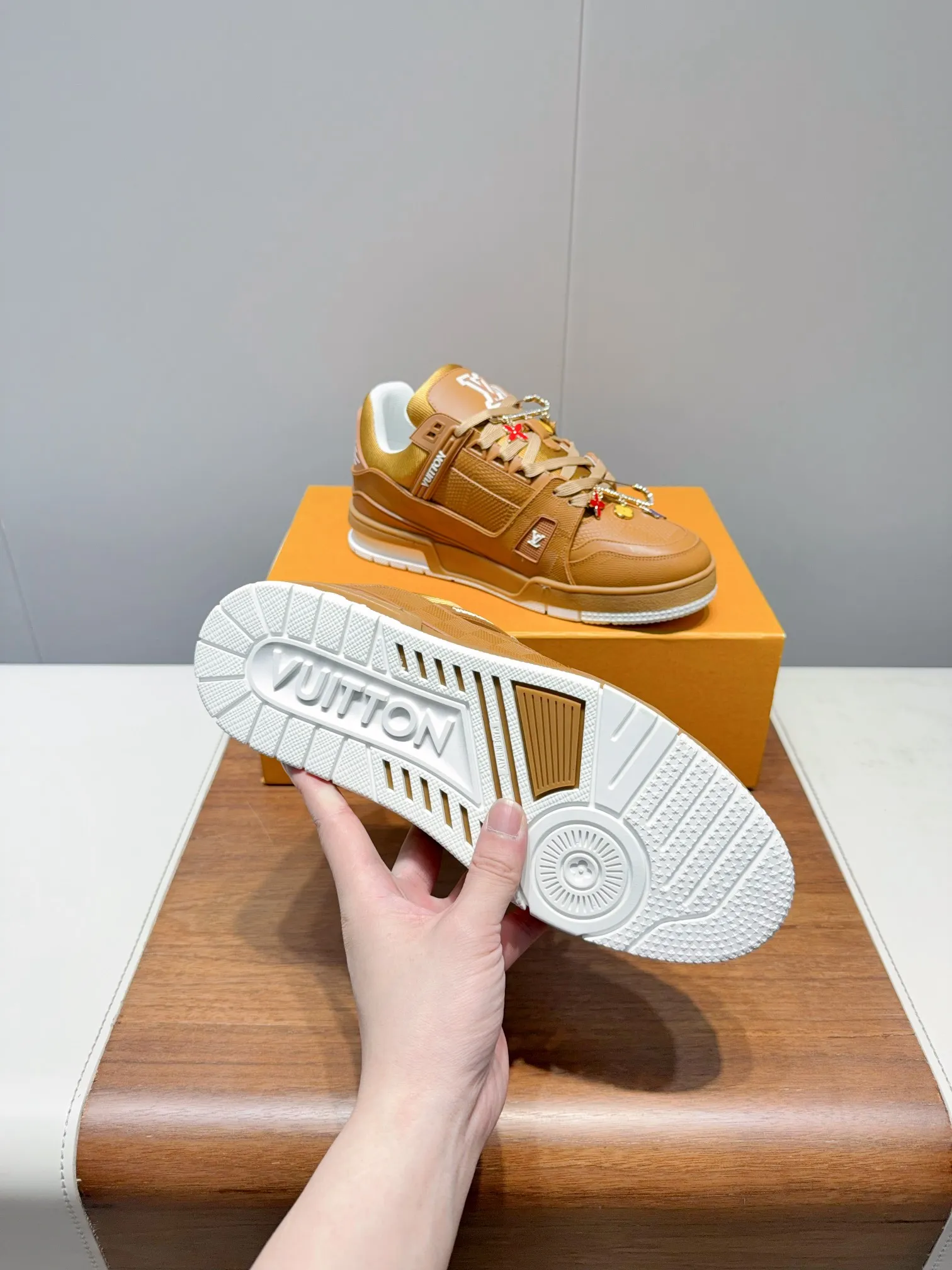👟👟Ex-factory price 780👟👟Louis Vuitto- Louis Vuitton Couple's Casual Sports Shoes Skateboard Shoes Original purchase, development and production This LV Traine- sports shoe is made of cow leather to create a complex upper, which requires several hours of ingenious sewing to complete. The classic configuration is from the hands of Virgil Ablo-, showing the inspiration of retro basketball shoes. Exquisite packaging at the delivery counter. Fabric: Original customized first-layer cowhide. Inner foot pad: Breathable mesh. Heel height: 3cm. Outsole: Original molded two-color TPU combination outsole. Size: 35-45 (40 for women and 45 for men. Custom-made, non-refundable) (Note: Bulk items do not come with buckles. Please inform us if you need buckles when ordering) Buckle +20
